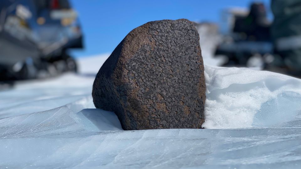 De ontdekking van een zeldzame meteoriet van 17 pond op Antarctica
