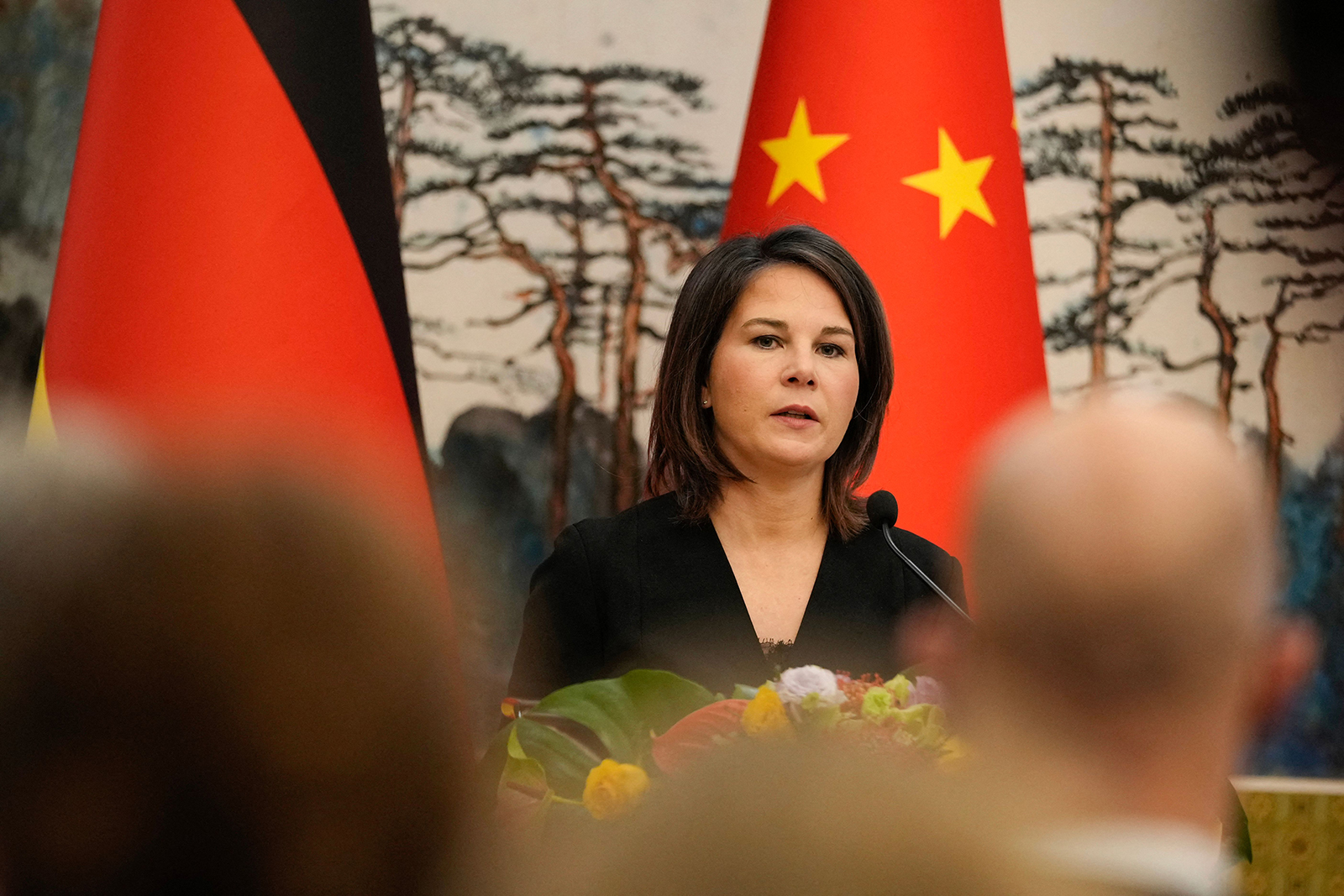 German foreign minister urges China to exert influence on Russia to end Ukraine war thumbnail