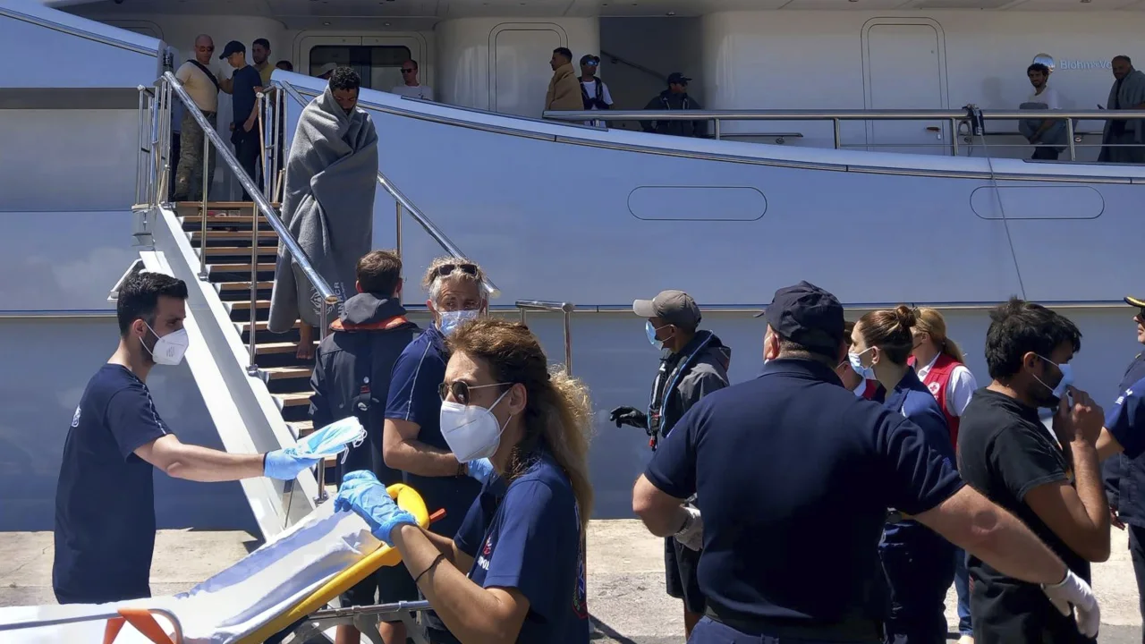 Dozens drown after migrant boat sinks off Greek coast - Egypt Independent