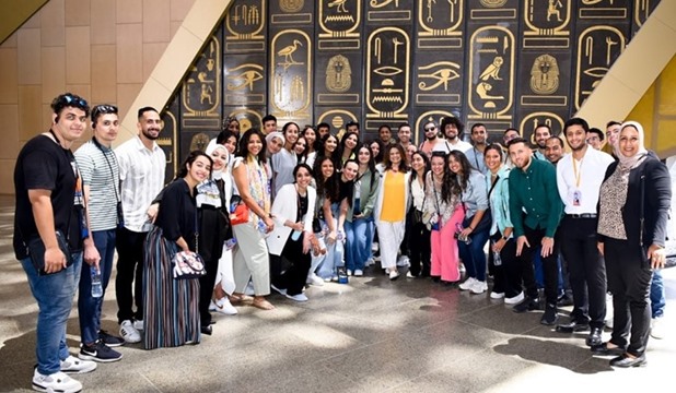 Emigration min. accompanies young expats for tour of NMEC