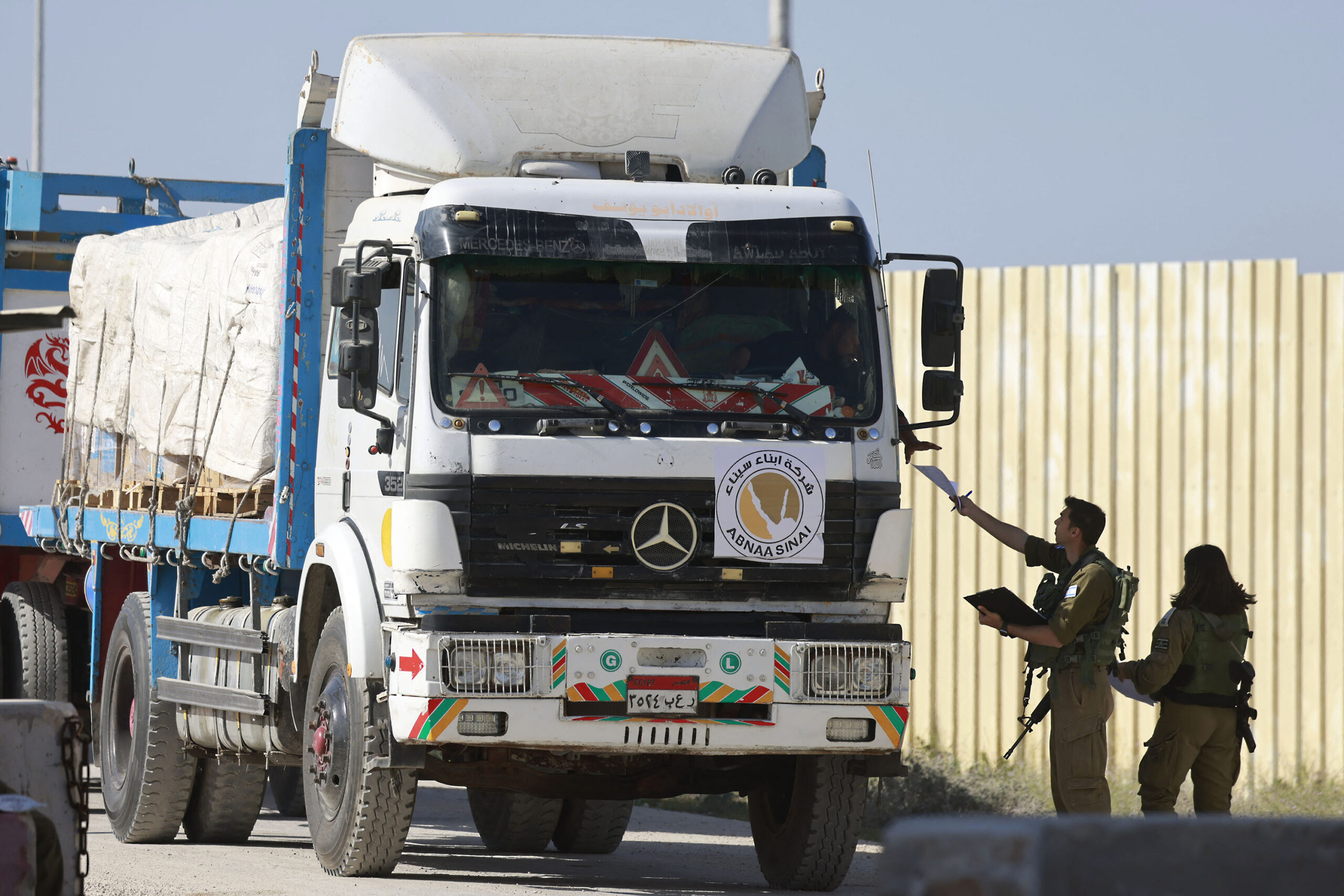 Up to 95 trucks carrying humanitarian and relief aid enter Gaza Up to 95 trucks carrying humanitarian and relief aid enter Gaza
