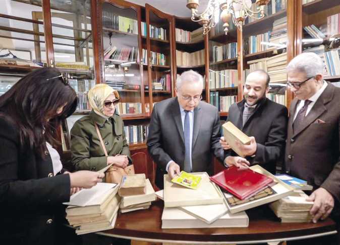Naguib Mahfouz&rsquo;s daughter donates his library to Bibliotheca Alexandrina