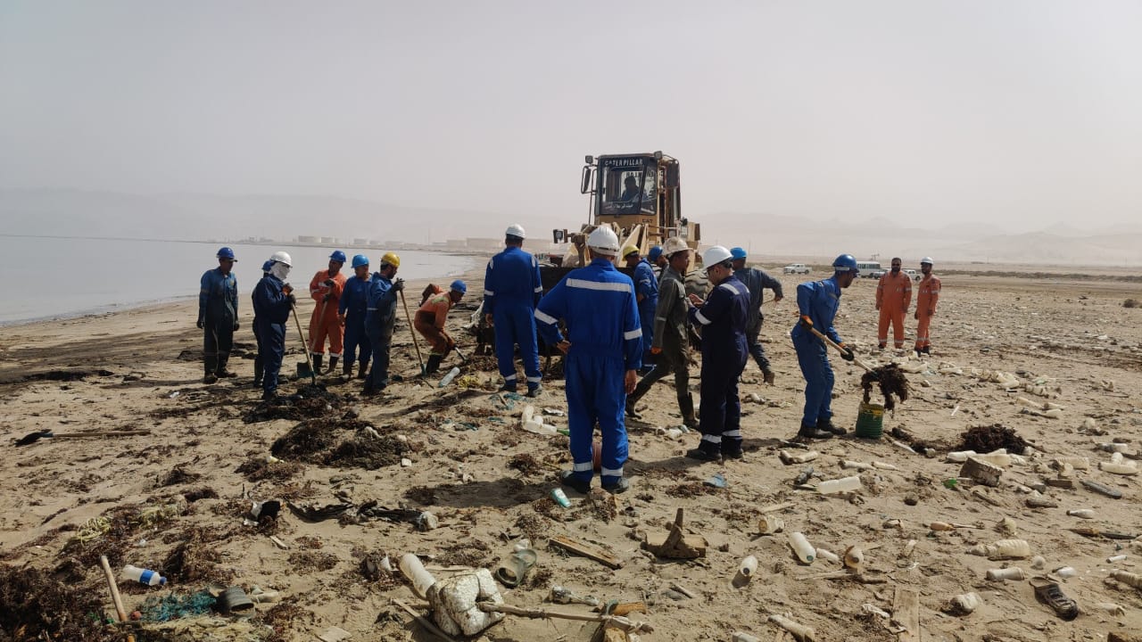 Environment Ministry combats oil spill on beaches of Abu Rudeis