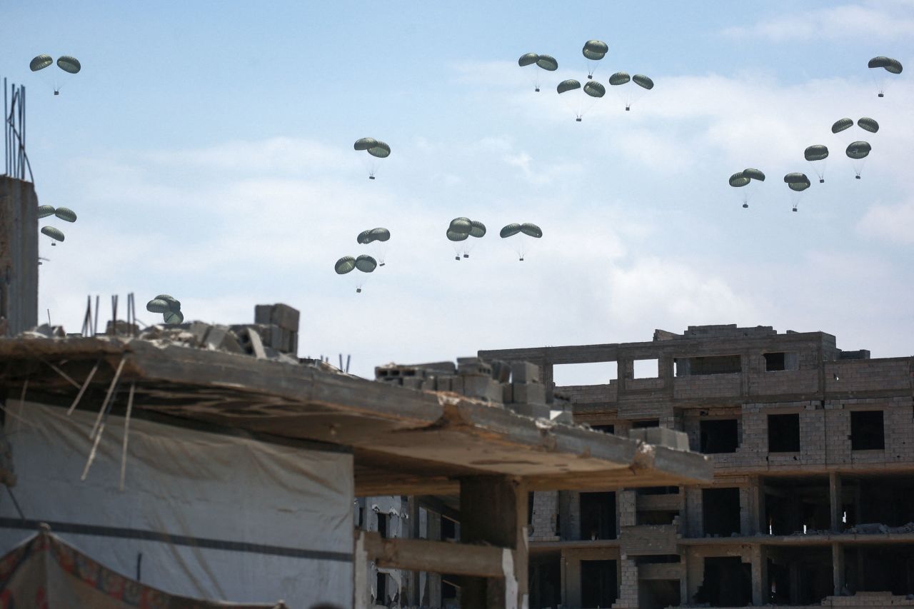Grand imam inspects relief convoy dispatched by Zakat, Charity House to Gaza Grand imam inspects relief convoy dispatched by Zakat, Charity House to Gaza