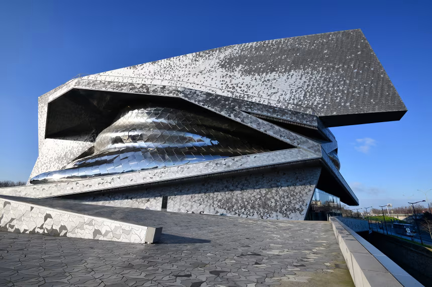 Flares, smoke and clashes disrupt Israeli orchestra&rsquo;s Paris concert