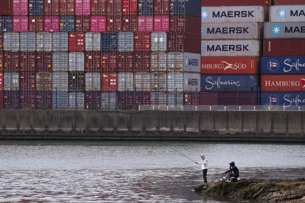 China&rsquo;s trade surplus hits $1 trillon in just 11 months despite plunge in shipments to US