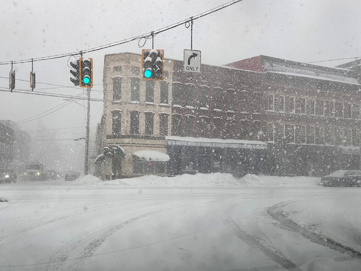 Powerful storm hits the US, cancelling thousands of flights