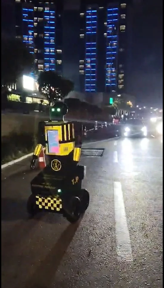 Meet New Alamein’s newest cop: A futuristic robo-traffic officer ready for the summer rush Meet New Alamein’s newest cop: A futuristic robo-traffic officer ready for the summer rush