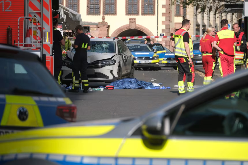 قالت الشرطة إن شخصين قتلا بعد أن دهست سيارة حشدا من الناس في مدينة ألمانية قالت الشرطة إن شخصين قتلا بعد أن دهست سيارة حشدا من الناس في مدينة ألمانية