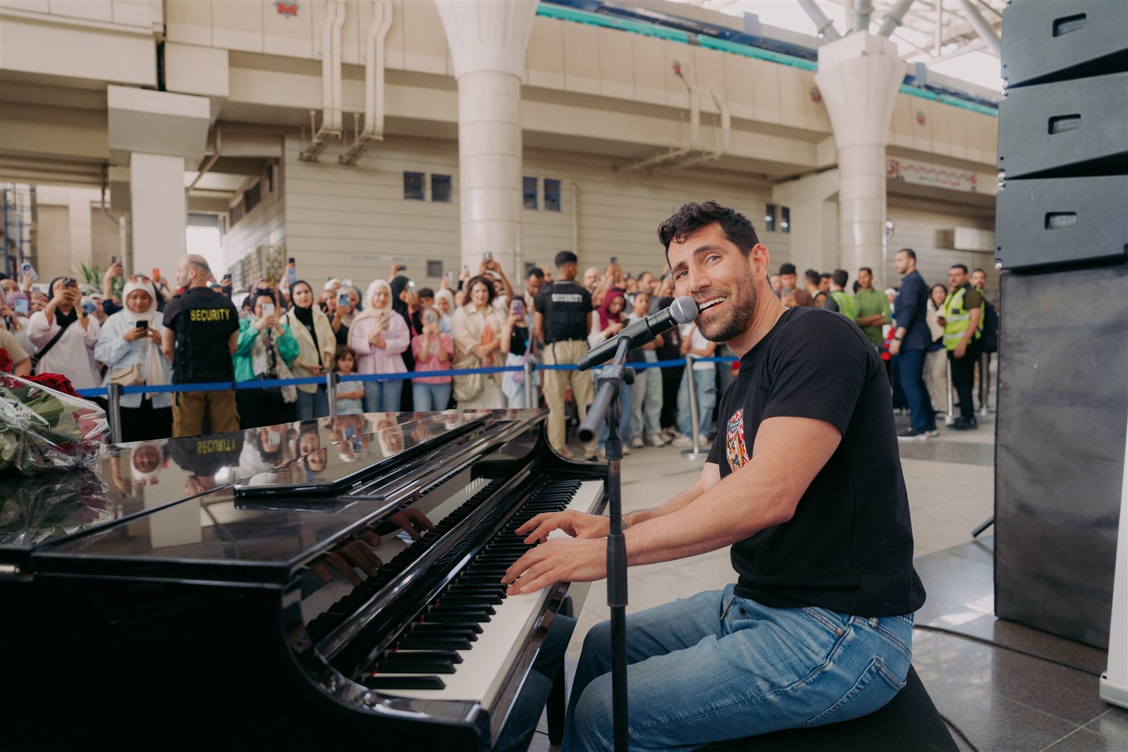Video: Aziz Maraka surprises metro passengers with musical performance