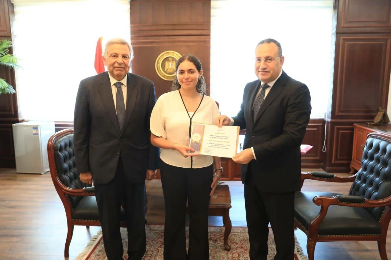 Minister honors student for helping victims of mall fire in New Cairo