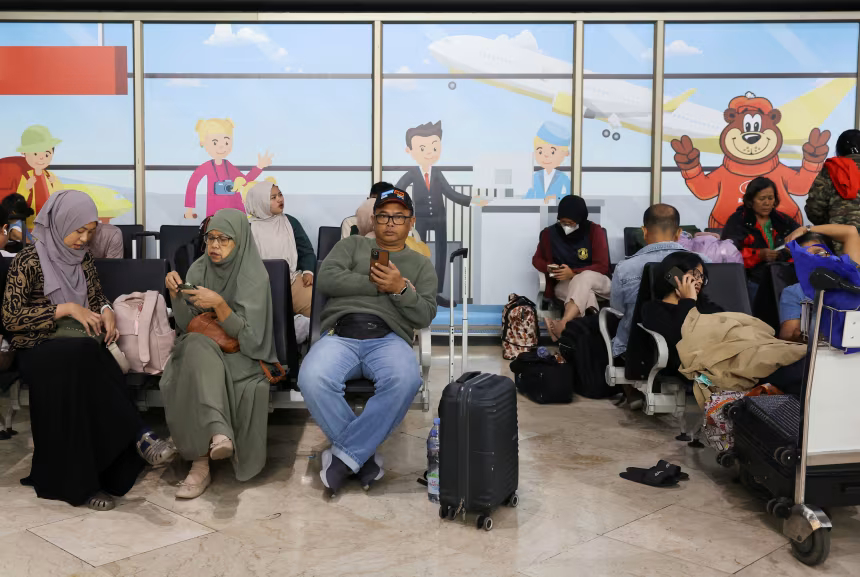 Volcanic ash leaves 170,000 travelers stranded at eight Indonesian airports Volcanic ash leaves 170,000 travelers stranded at eight Indonesian airports